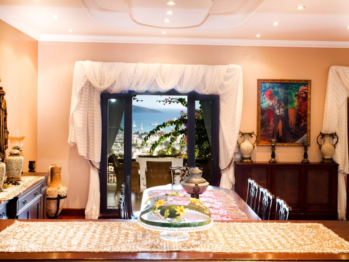 Bodrum merkezinde, özel yüzme havuzlu, 3 yatak odalı kiralık tatil villası