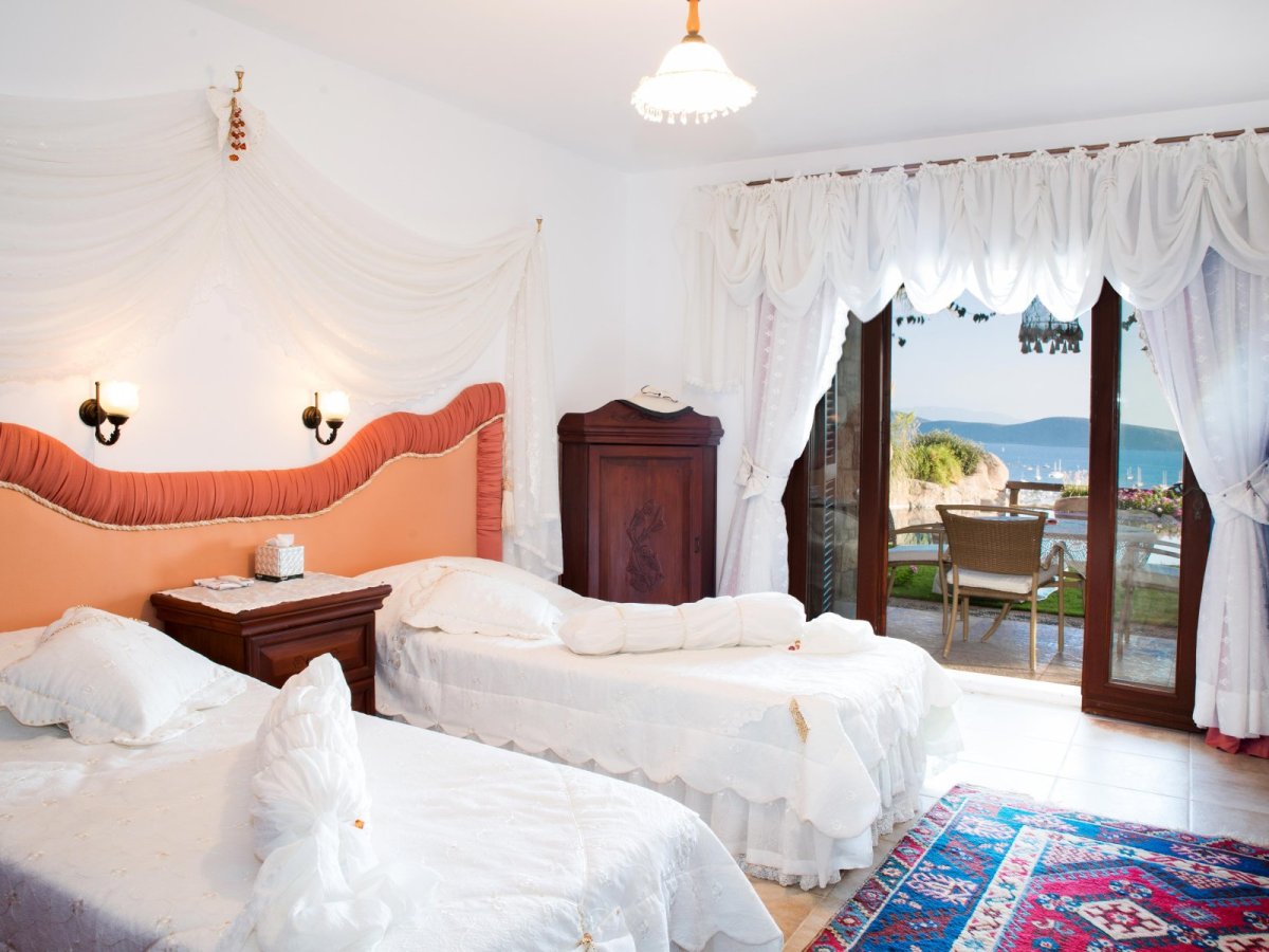 Bodrum merkezinde, özel yüzme havuzlu, 3 yatak odalı kiralık tatil villası