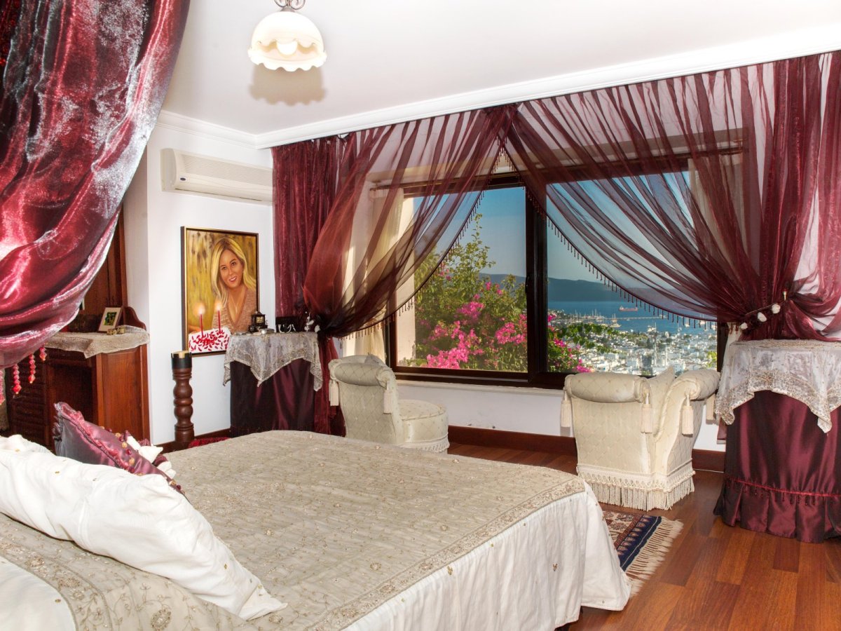 Bodrum merkezinde, özel yüzme havuzlu, 3 yatak odalı kiralık tatil villası