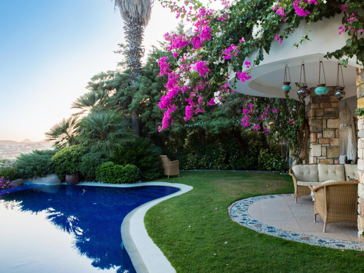 Bodrum merkezinde, özel yüzme havuzlu, 3 yatak odalı kiralık tatil villası