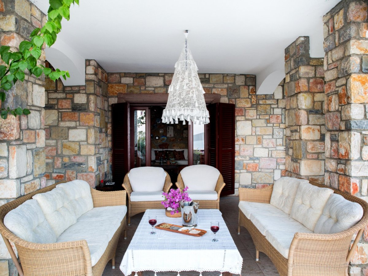 Bodrum merkezinde, özel yüzme havuzlu, 3 yatak odalı kiralık tatil villası