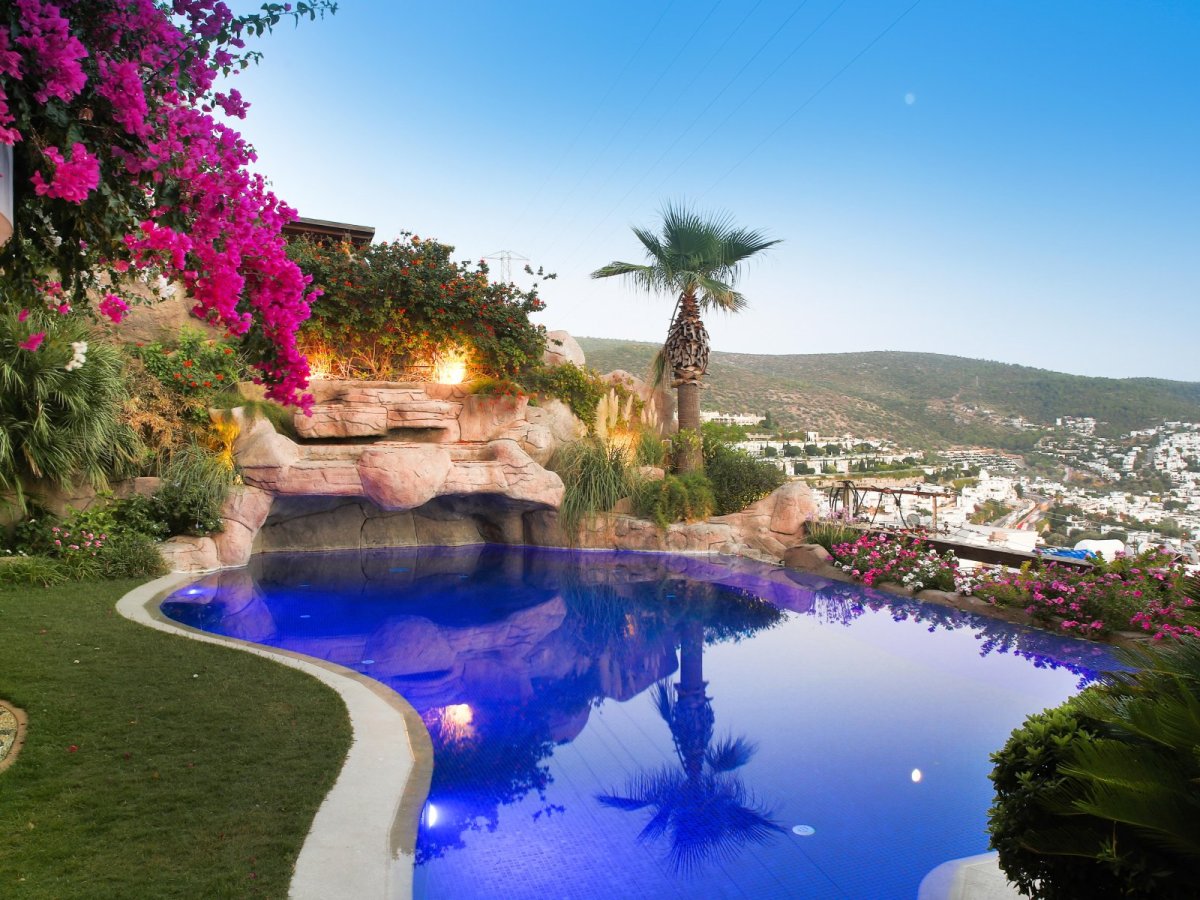 Bodrum merkezinde, özel yüzme havuzlu, 3 yatak odalı kiralık tatil villası