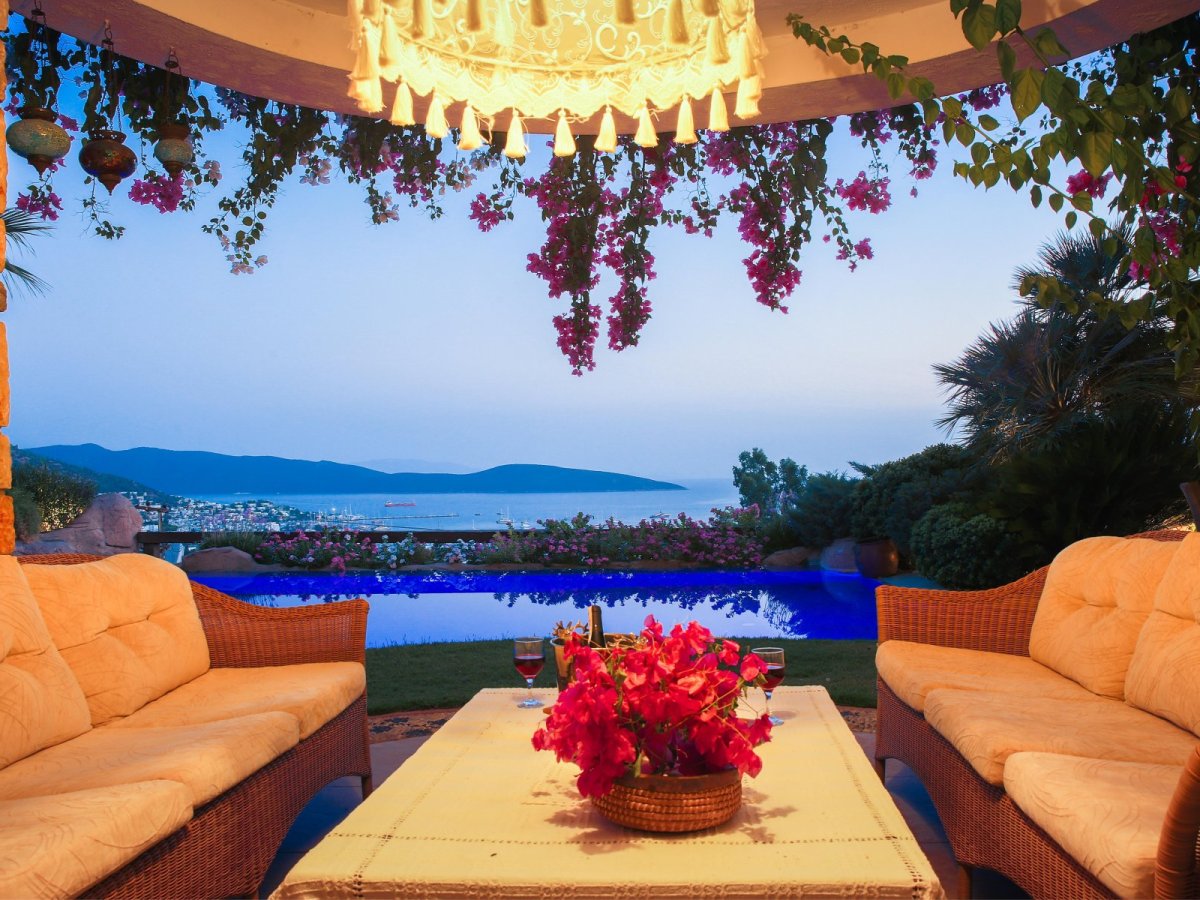 Bodrum merkezinde, özel yüzme havuzlu, 3 yatak odalı kiralık tatil villası