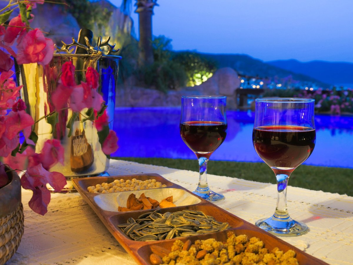 Bodrum merkezinde, özel yüzme havuzlu, 3 yatak odalı kiralık tatil villası