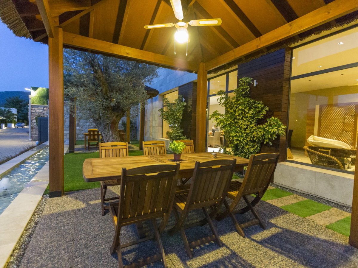 Bodrum Torba Özel Yüzme Havuzlu ve Bahçeli 4 Yatak Odalı Tatil Villası