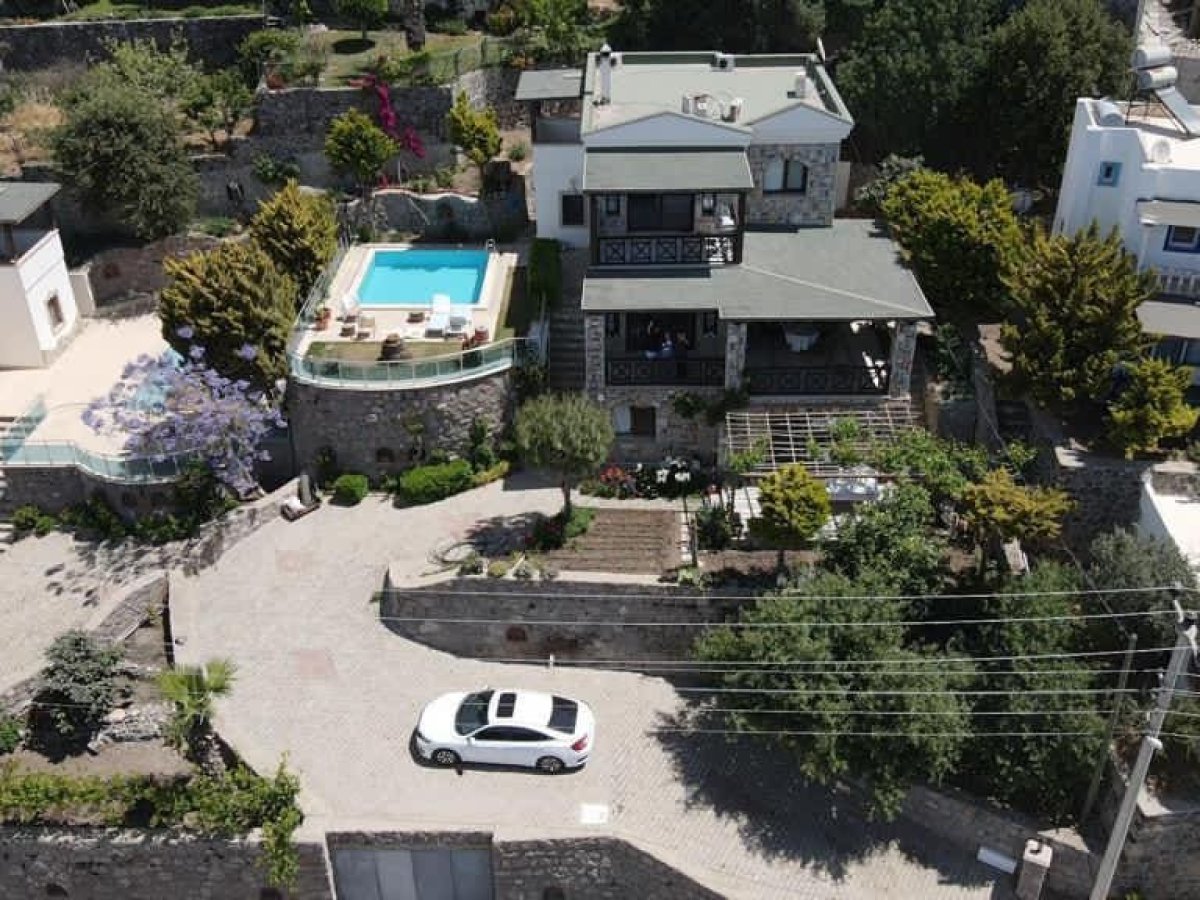 Gümüşlükte 4 yatak odalı Özel havuzlu Deniz manzaralı villa 