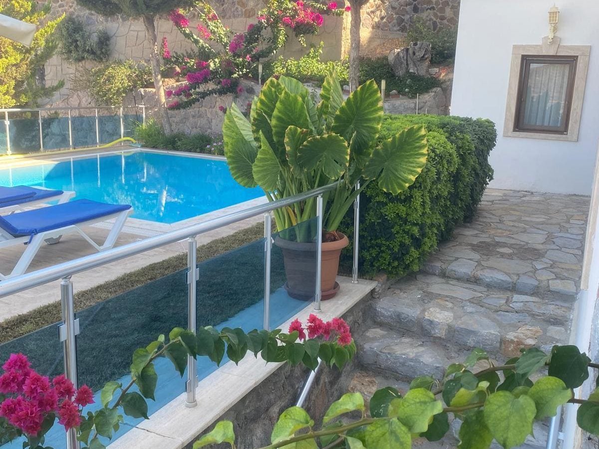 Gümüşlükte 4 yatak odalı Özel havuzlu Deniz manzaralı villa 