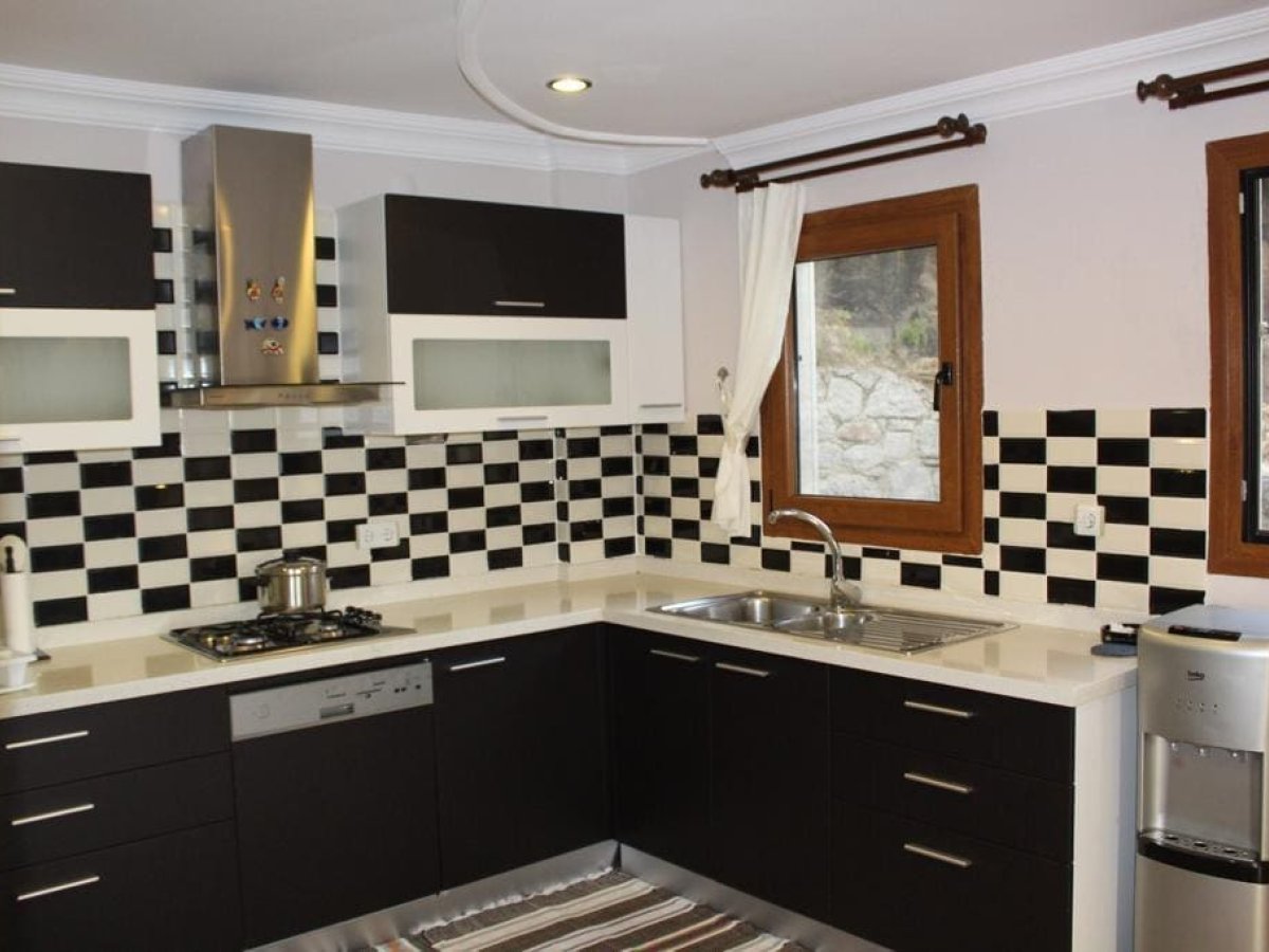 Gümüşlükte 4 yatak odalı Özel havuzlu Deniz manzaralı villa 