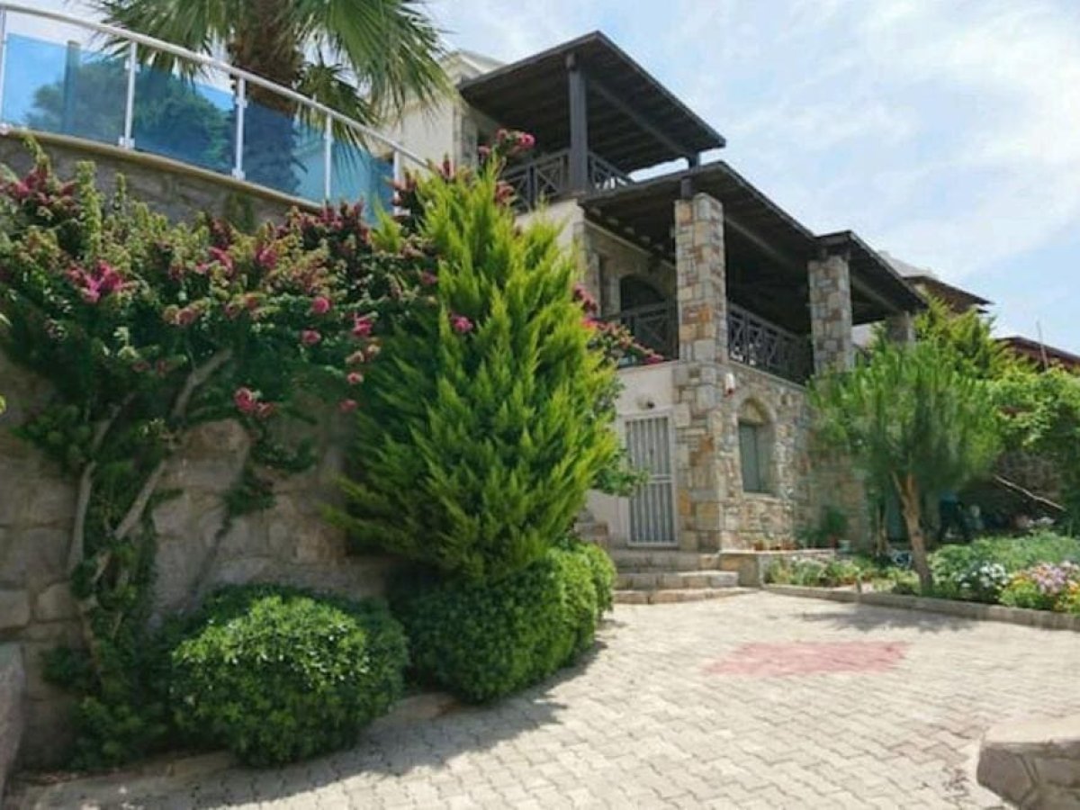 Gümüşlükte 4 yatak odalı Özel havuzlu Deniz manzaralı villa 