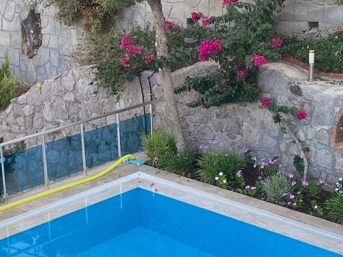 Gümüşlükte 4 yatak odalı Özel havuzlu Deniz manzaralı villa 