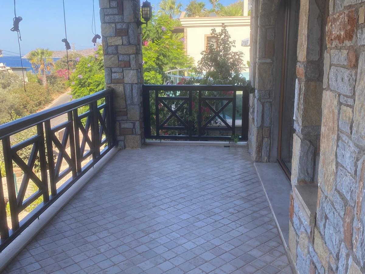 Gümüşlükte 4 yatak odalı Özel havuzlu Deniz manzaralı villa 
