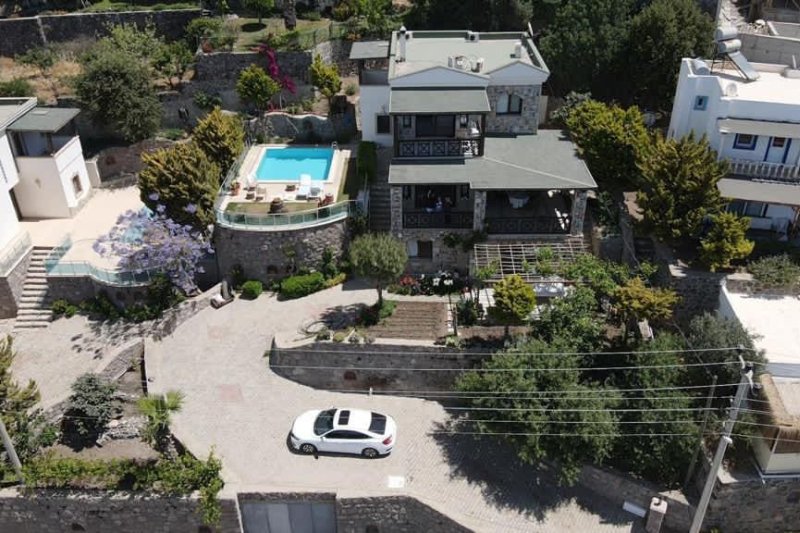 Gümüşlükte 4 yatak odalı Özel havuzlu Deniz manzaralı villa